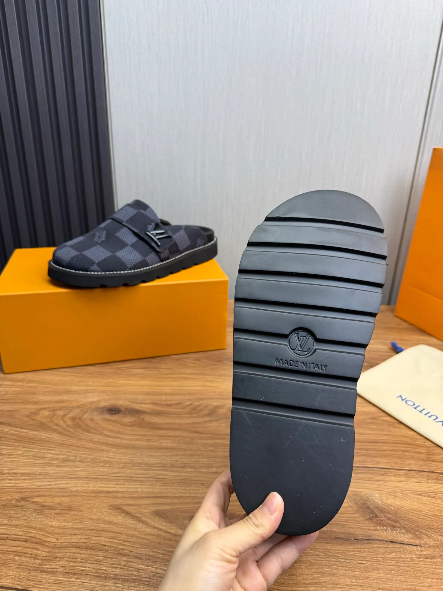 Men's shoes 💰420💰 Lv. hot selling men's slippers 🔥 🩴Official website one to one production 38-45 sizes 45 46 🉑️Customized!